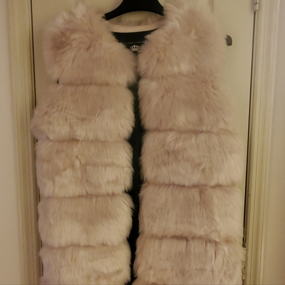 Luxurious Faux Fur Vest - Picture 6 of 12